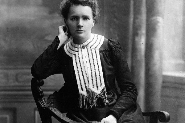 Primeira mulher a ganhar o Nobel, e única a ganhar em 2 categorias cientificas distintas, de física, em 1903 e química, em 2011.