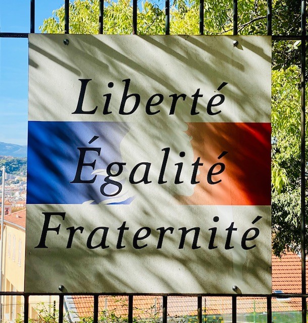A foto mostra os dizeres "Liberté, Égalité et Fraternité", slogan lema da Revolução Francesa, hoje também citado na Constituição Francesa