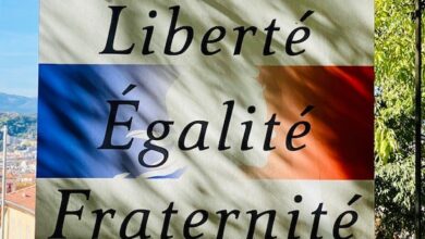 A foto mostra os dizeres "Liberté, Égalité et Fraternité", slogan lema da Revolução Francesa, hoje também citado na Constituição Francesa