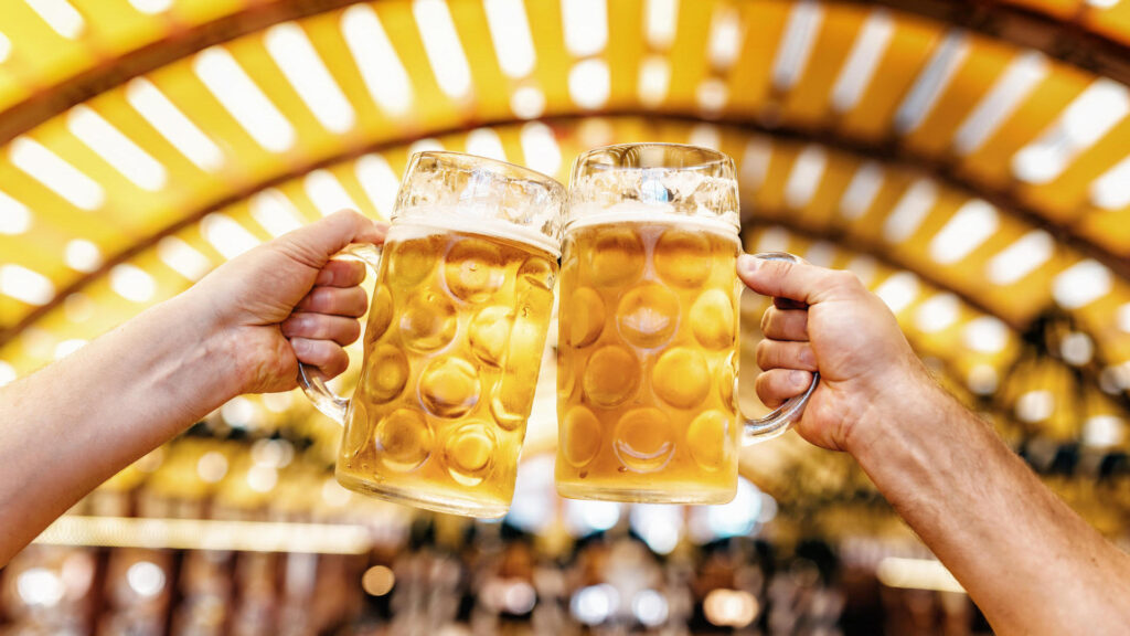 Foto de um brinde de cerveja durante a Oktoberfest em Munique