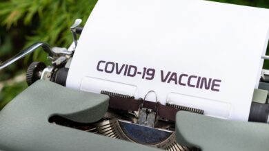Máquina de escrever com os dizeres "COVID-19 VACCINE"
