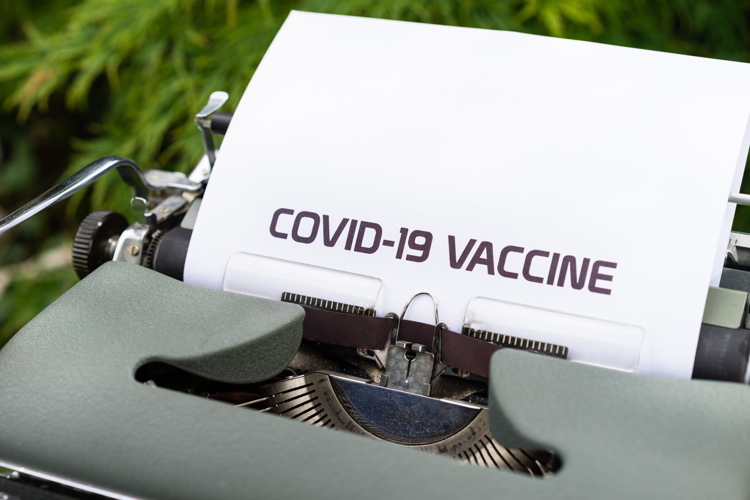 Máquina de escrever com os dizeres "COVID-19 VACCINE"