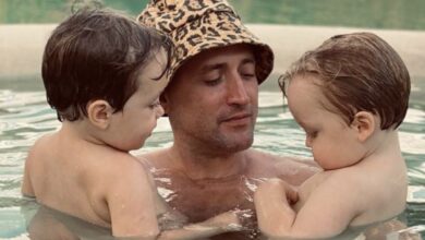 Paulo Gustavo segurando os dois filhos na piscina