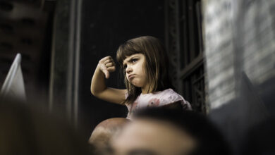 Menina fazendo sinal de negativo com a mão