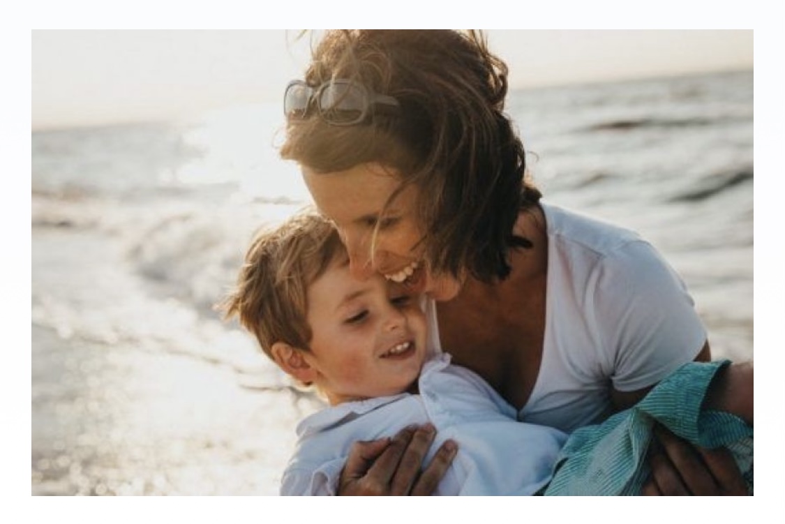 Tia carregando sobrinho no colo